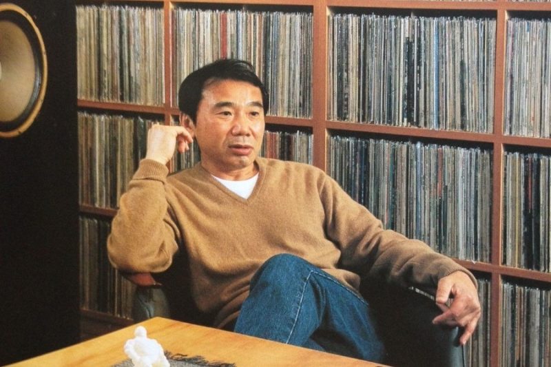 Haruki Murakami, plak koleksiyonunun önünde